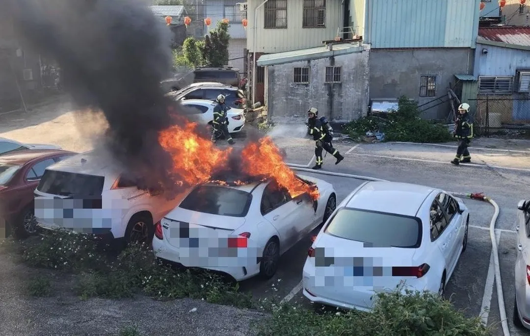 北投關渡宮旁下午發生火燒車意外。（圖／翻攝畫面）