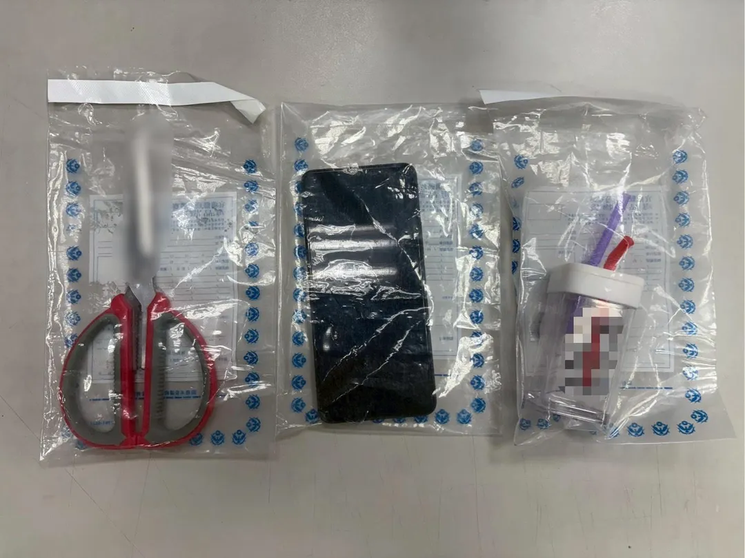 宜蘭林姓男子因懷疑藍芽耳機遭竊,竟持剪刀刺殺魏姓友人致死。警方於案發一小時內逮捕犯嫌,並在其租屋處發現作案工具及毒品吸食器。(圖/翻攝畫面)