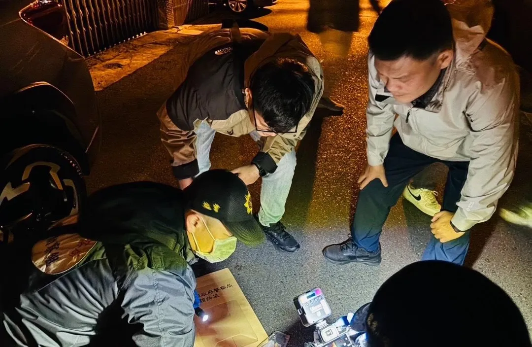 宜蘭林姓男子因懷疑藍芽耳機遭竊,竟持剪刀刺殺魏姓友人致死。警方於案發一小時內逮捕犯嫌,並在其租屋處發現作案工具及毒品吸食器。(圖/翻攝畫面)