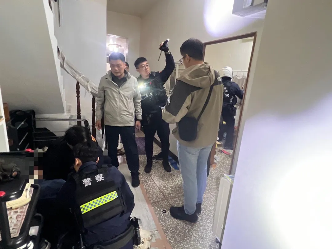 宜蘭林姓男子因懷疑藍芽耳機遭竊,竟持剪刀刺殺魏姓友人致死。警方於案發一小時內逮捕犯嫌,並在其租屋處發現作案工具及毒品吸食器。(圖/翻攝畫面)