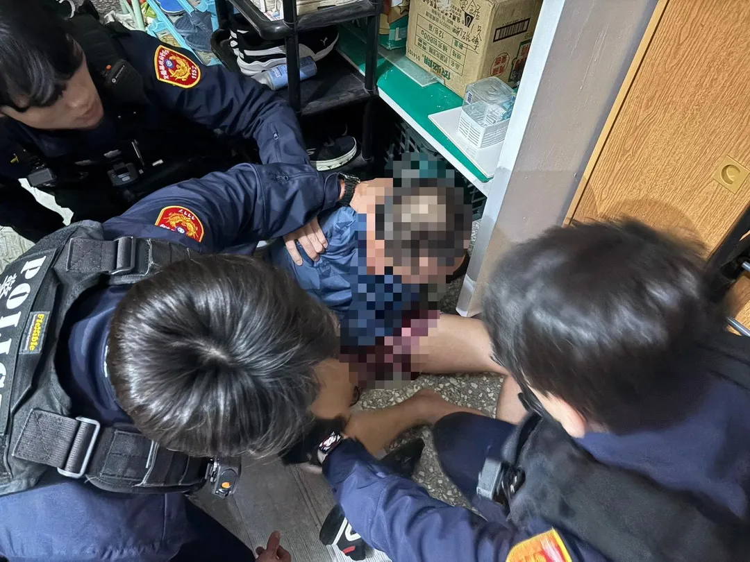 宜蘭林姓男子因懷疑藍芽耳機遭竊,竟持剪刀刺殺魏姓友人致死。警方於案發一小時內逮捕犯嫌,並在其租屋處發現作案工具及毒品吸食器。(圖/翻攝畫面)