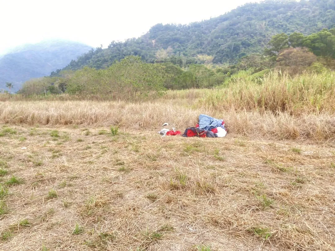屏東縣賽嘉飛行場今（14）日發生滑翔傘墜落意外，一名52歲戴姓男子在下降過程中，於距離地面約10公尺處突然墜落，送醫搶救後仍宣告不治。（圖／翻攝畫面）