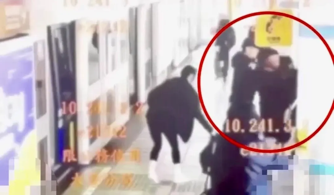 2人在月台上糾纏拉扯。（圖／翻攝畫面）