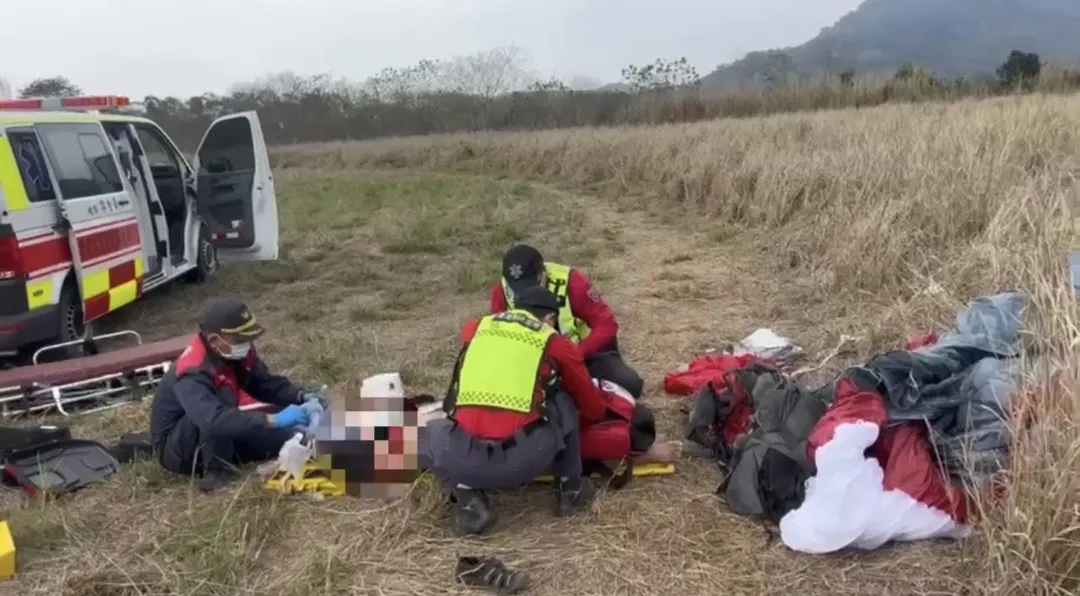 屏東三地門鄉賽嘉飛行場於14日下午2時許發生致命墜落事故，一名52歲戴姓男子操作滑翔傘時，從約10公尺高空墜落地面，經緊急送醫搶救後仍宣告不治。（圖／翻攝畫面）