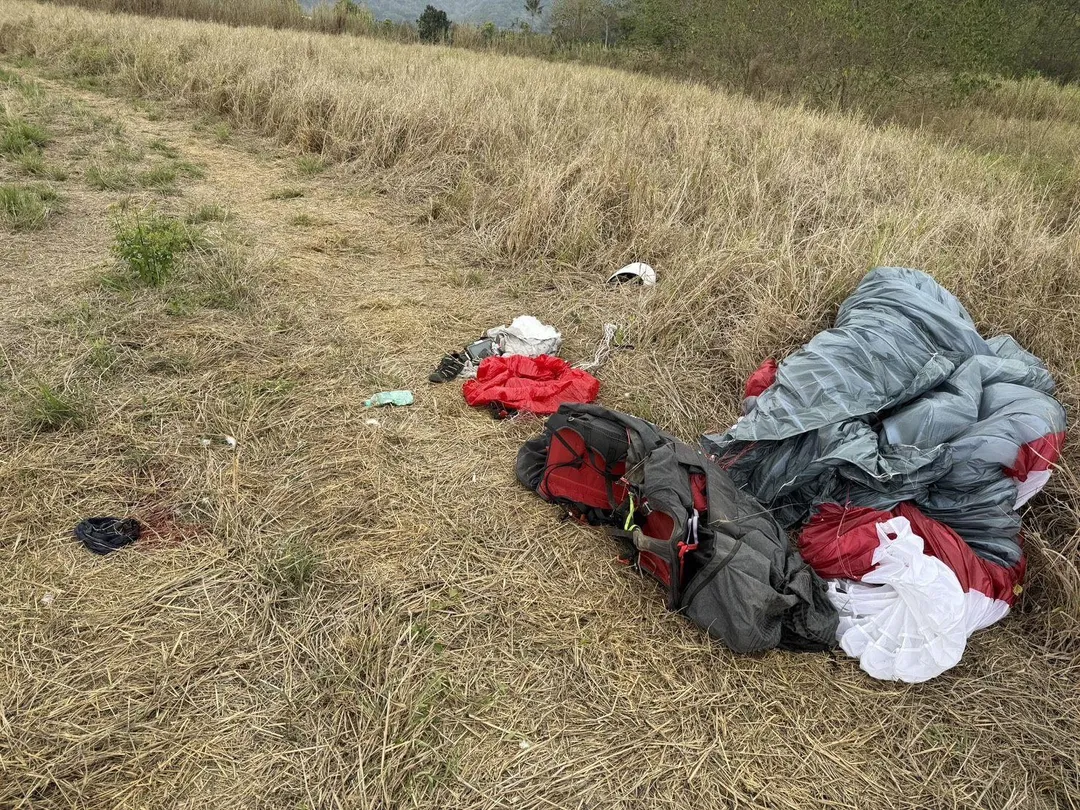 屏東三地門鄉賽嘉飛行場於14日下午2時許發生致命墜落事故，一名52歲戴姓男子操作滑翔傘時，從約10公尺高空墜落地面，經緊急送醫搶救後仍宣告不治。（圖／翻攝畫面）