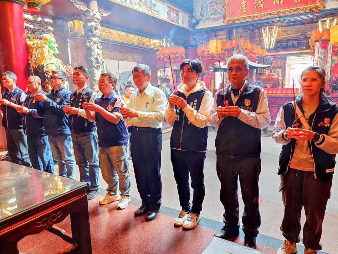 柯文哲14日前往雲林縣參拜宮廟，並透露將參與大甲媽祖、白沙屯媽祖進香活動。（圖／翻攝西螺福興宮臉書）