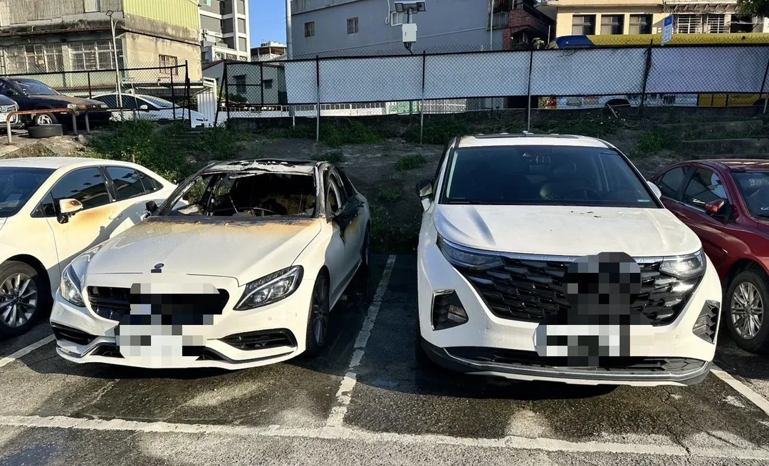賓士車燒毀還波及兩側車輛。（圖／翻攝畫面）