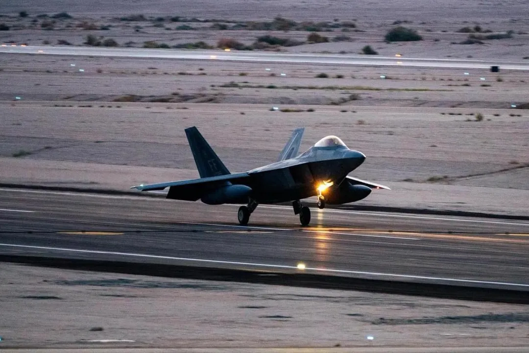 美軍F-22匿蹤戰機參與攻擊伊朗軍事行動。(圖/截自中央司令部臉書)