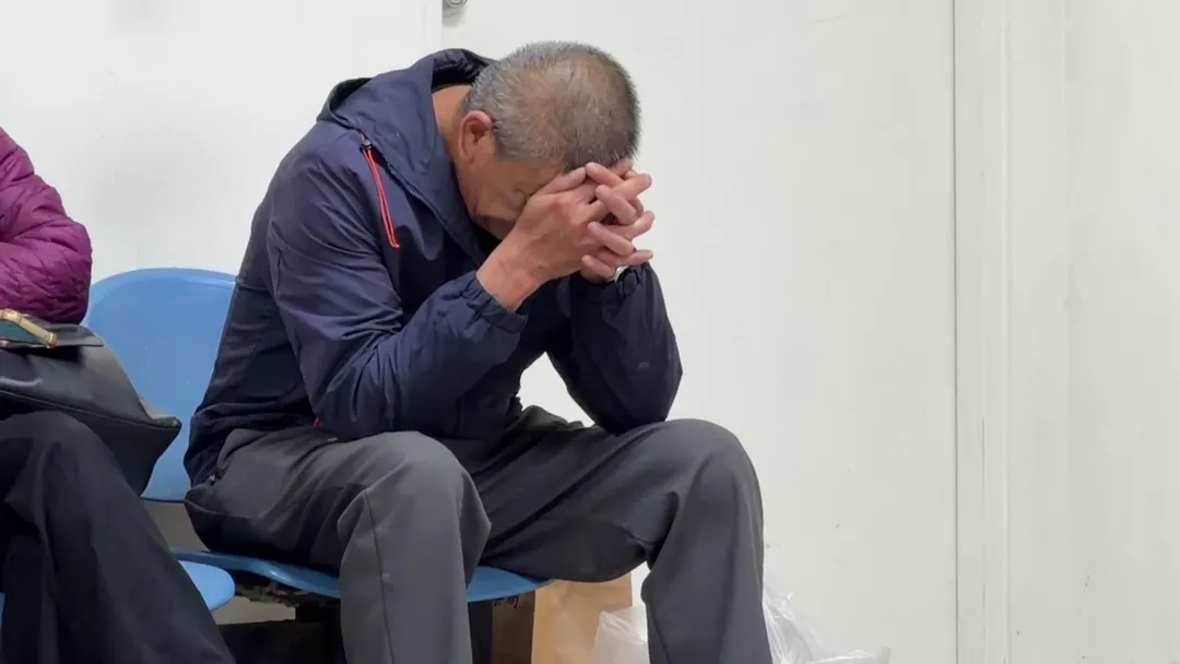 黃男父親在殯儀館相驗現場淚崩。（圖／中天新聞）