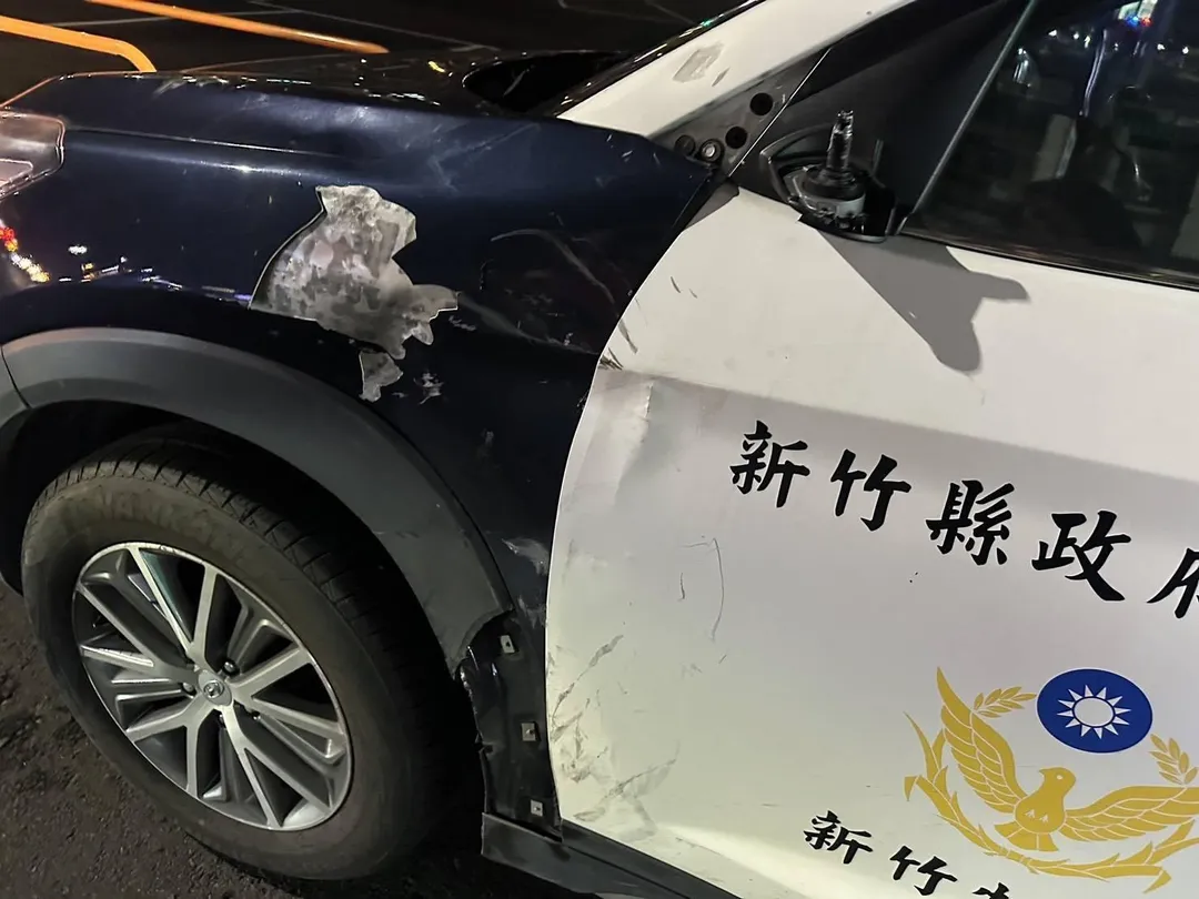 警車左後視鏡毀損。（圖／警方提供）