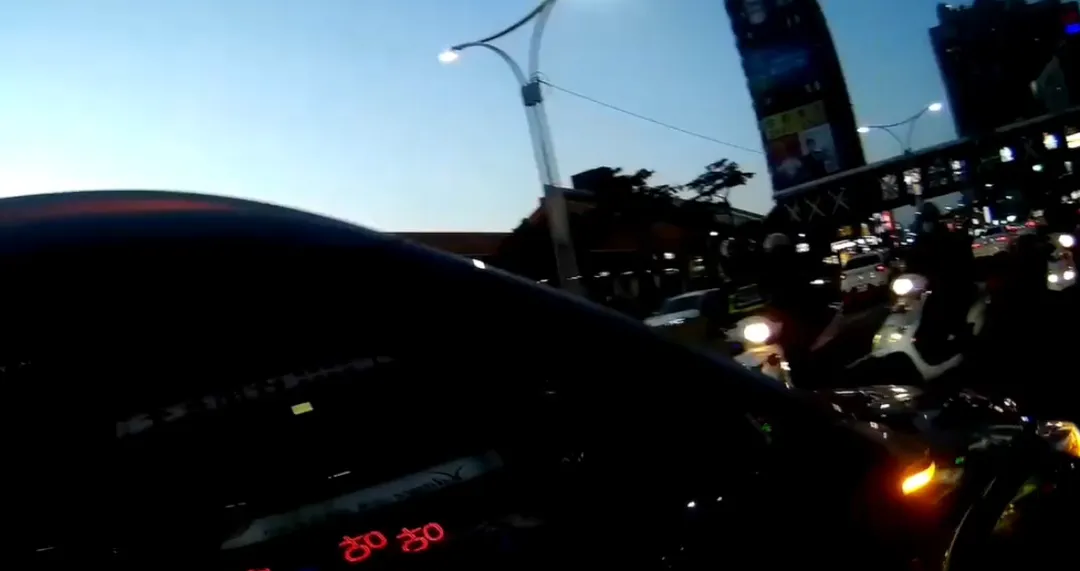 員警攔查。（圖／翻攝畫面）