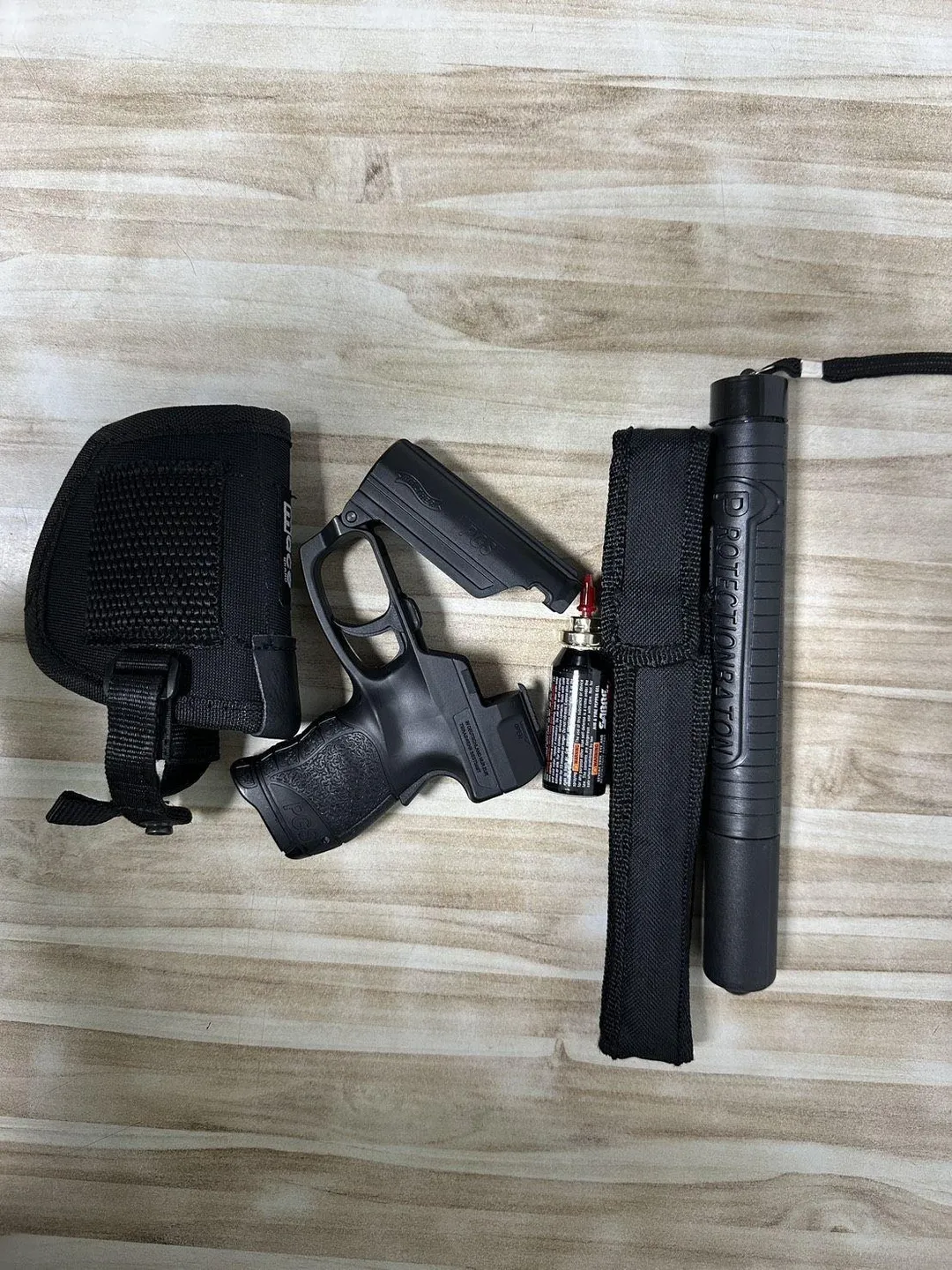 員警於車內置物箱發現辣椒槍。（圖／翻攝畫面）