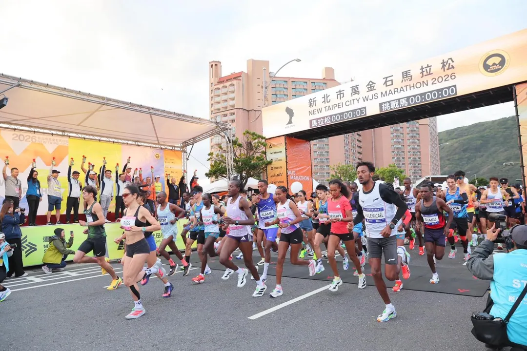 2026新北市萬金石馬拉松,馬拉松組鳴笛起跑。(圖/新北市政府體育局提供)