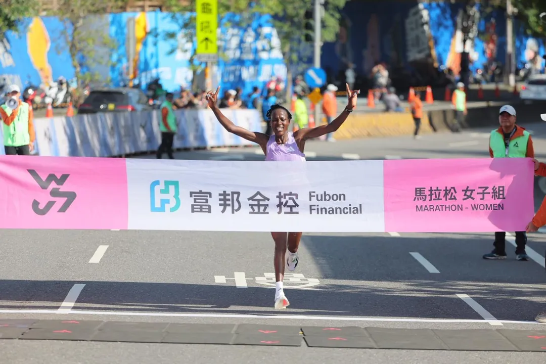 2026新北市萬金石馬拉松,馬拉松女子組肯亞Catherine CHEROTICH,以2小時32分32秒,率先衝線。(圖/新北市政府體育局提供)