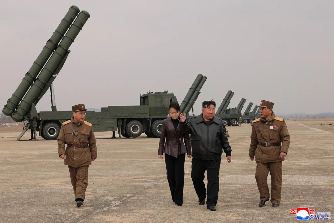 南韓媒體此前報導金正恩讓女兒擔任「飛彈總局局長」。（圖／路透社）