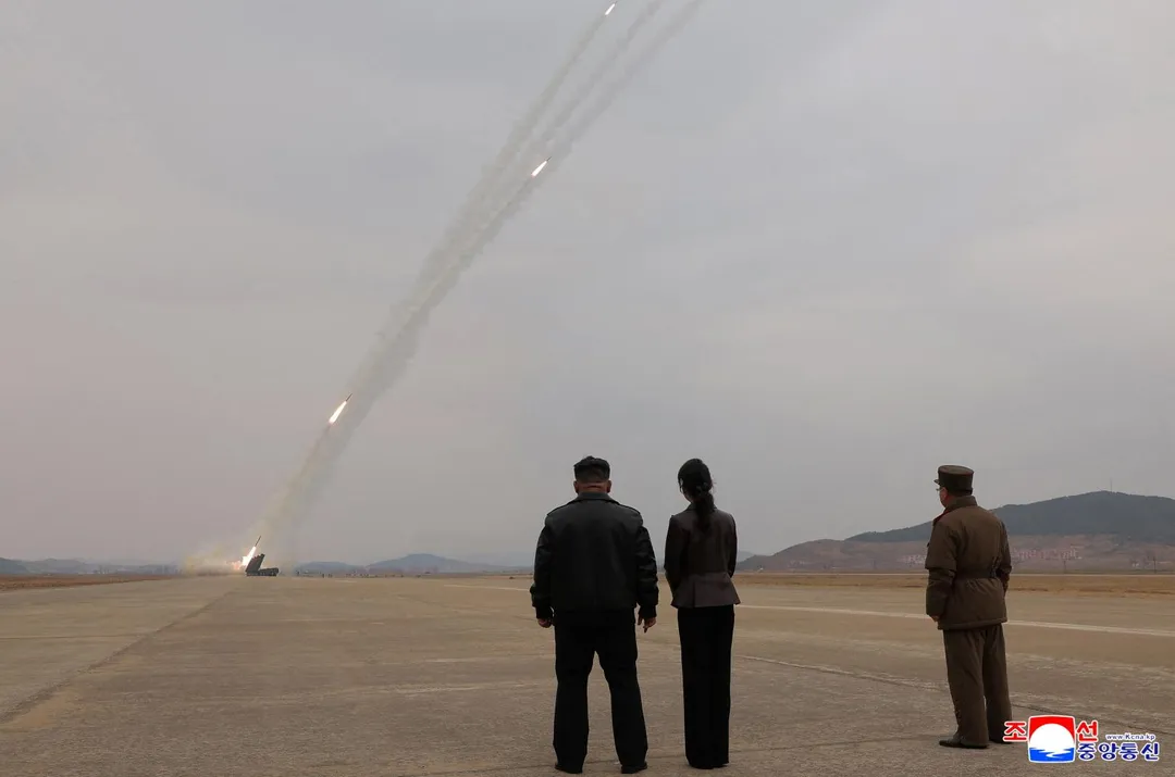 金正恩攜女金主愛現場觀摩火箭試射。（圖／路透社）