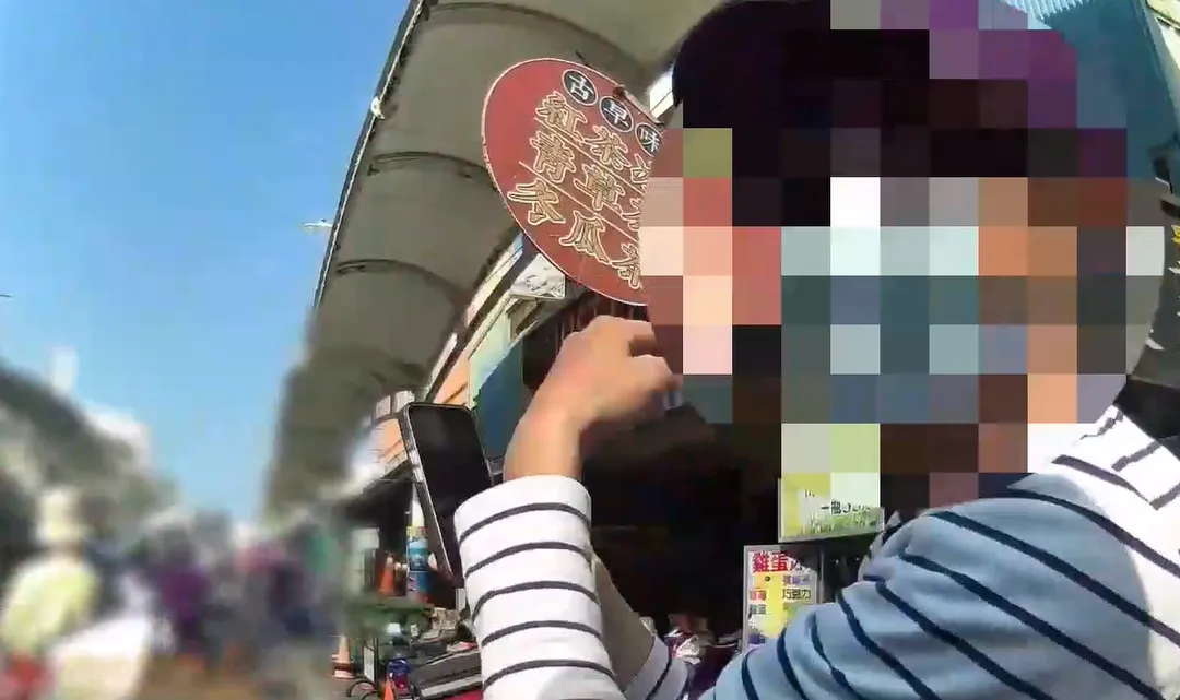 男子向警方解釋自己是從遠方拍「整身」。（圖／中天新聞，下同）