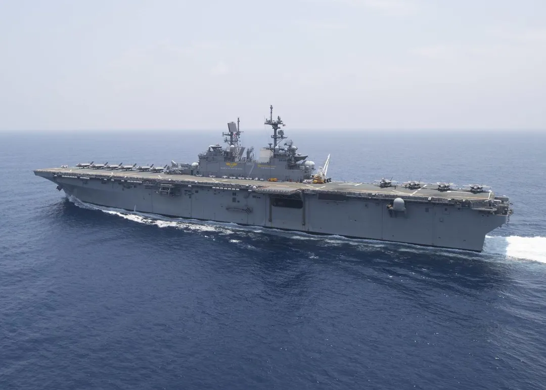 美軍的黎波里號突擊艦，可見到搭載F-35B匿蹤戰機。(圖/美國海軍)