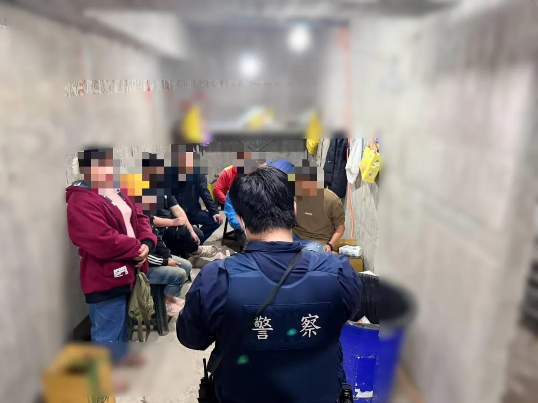 新北市新莊區一處工地被發現暗藏賭場，警方於昨（14）日晚間10點接獲情資後迅速出動，當場查獲9名台越籍人士聚眾賭博。（圖／警方提供）