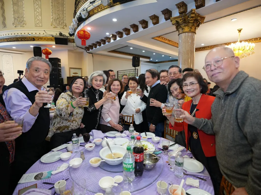 盧秀燕受到僑胞熱烈歡迎。(圖/台中市府提供)