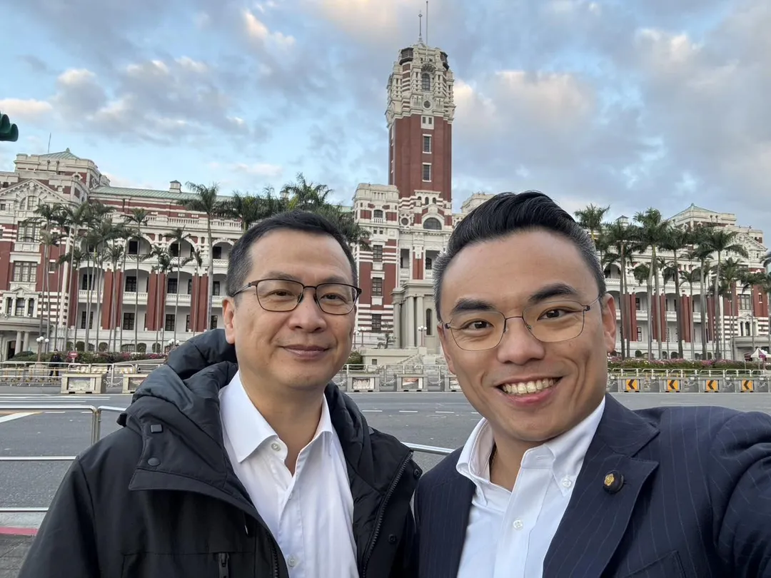 藍委羅智強、洪孟楷討論台灣引進鞭刑制度的可能性。(圖/羅智強臉書)