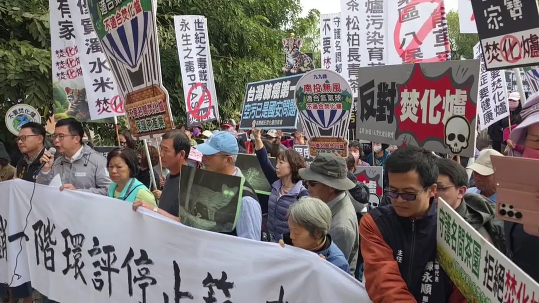 環評會外面也有大批民眾拉白布條抗議。（圖／中天新聞）
