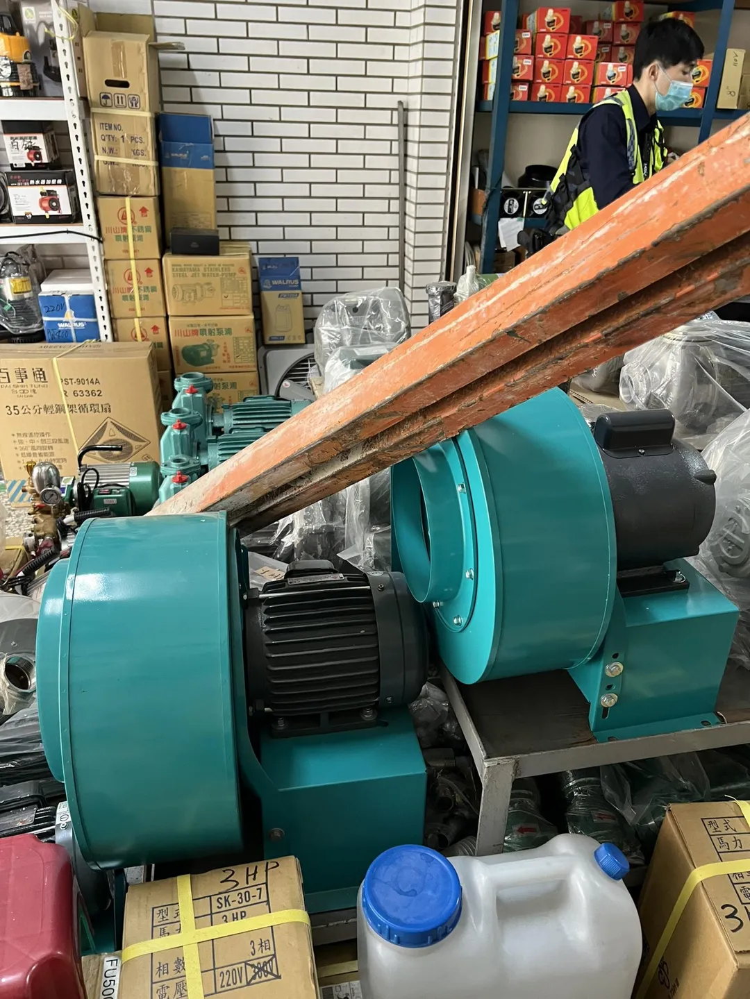 都發局強調,該工程因施工不慎導致鋼筋掉落,已危害公共安全,將於115年3月16日下午委託台中市結構工程技師公會辦理專案稽查,並督促工地積極加強相關安全防護措施。(圖/中天新聞)