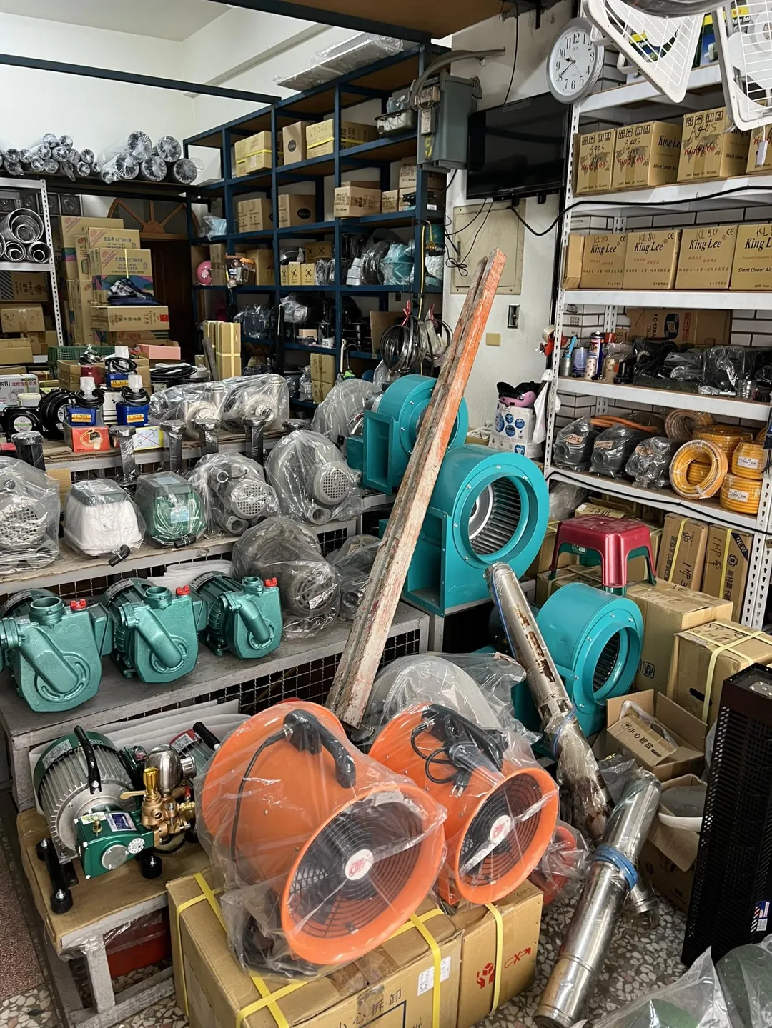台中市東區一處高樓建案施工不慎,今(16)日造成鋼筋從高處墜落砸中路邊車輛後,彈至附近民宅。(圖/中天新聞)