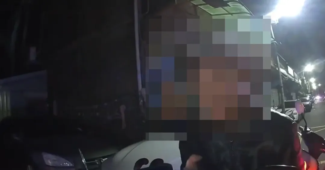 台北市警方16日凌晨於信義區執行巡邏勤務時,因機車騎士安全帽未繫緊扣環而依法開單,被騎士質疑刁難,並將影片PO在社群平台引發熱議。(圖/警方提供)