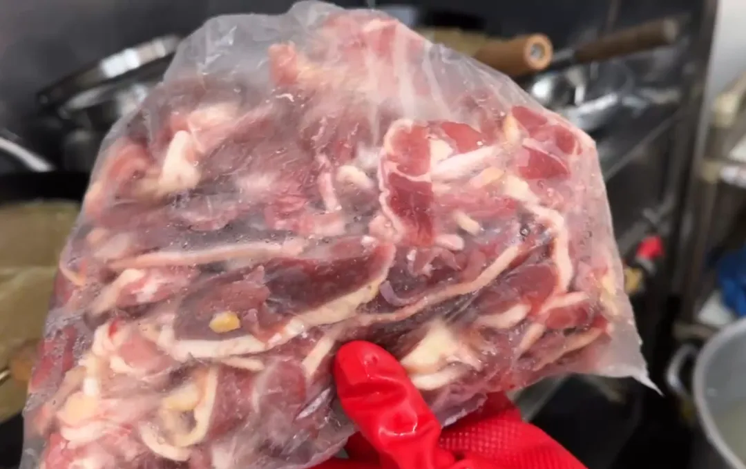 店家使用的關鍵食材溫體鴨肉價格也是居高不下。(圖/中天新聞)