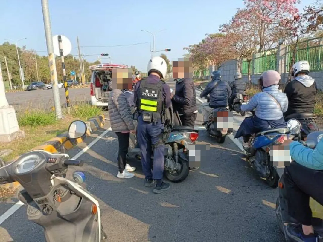 岡山分局今日上午7點34分接獲報案,橋頭區成功北路與林北路口發生交通事故,現場為3起追撞事故,共涉及9輛機車,多名駕駛受傷。(圖/警方提供,下同)
