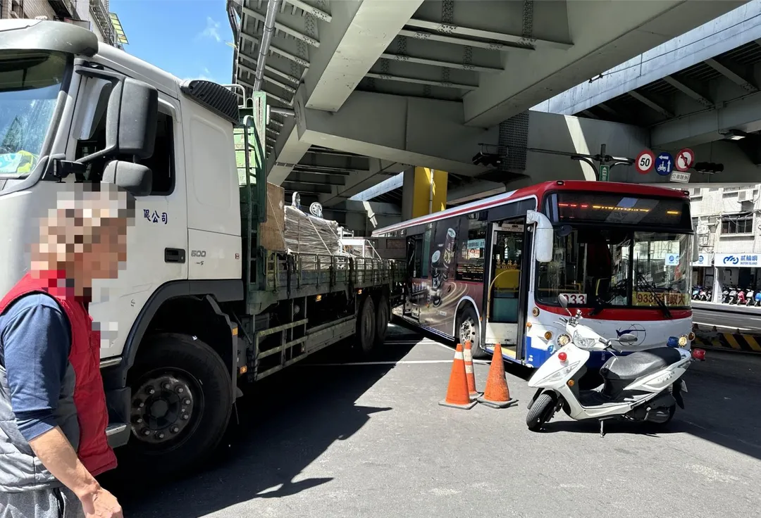 大貨車行經景平路時右轉安樂路,疑因外輪差影響,車斗與直行的指南客運933路公車發生碰撞。(圖/警方提供)