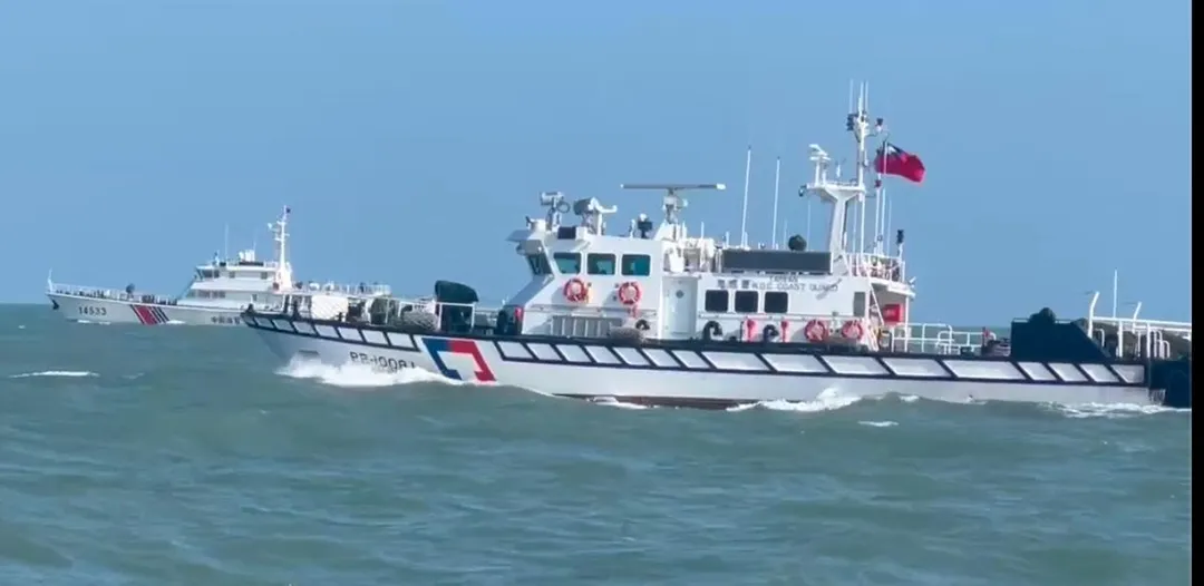 4艘大陸海警船16日下午進入金門週邊海域，我海巡署金馬澎分署派巡防艇並航監控。（圖／海巡署提供）