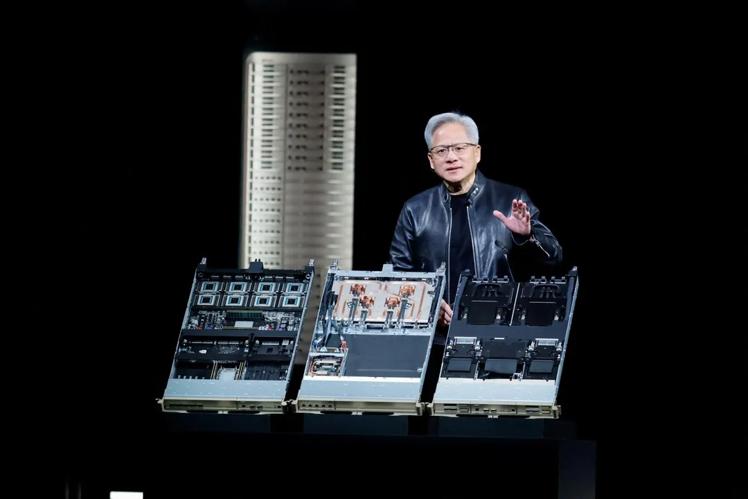 NVIDIA執行長黃仁勳在GTC全球人工智慧大會上，站在NVIDIA Vera Rubin系統旁邊發言。（圖／路透社）