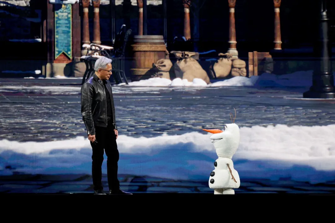 輝達CEO黃仁勳與《冰雪奇緣》雪人機器人同台。（資料照／路透社）