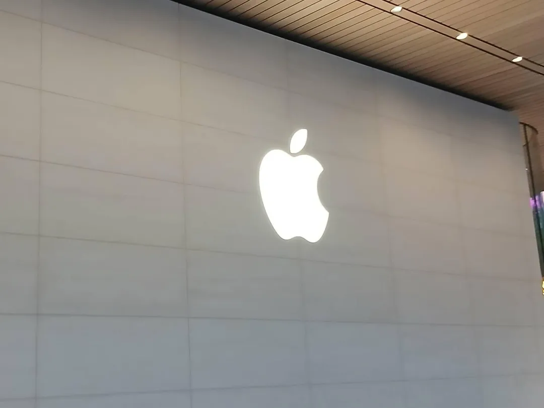 蘋果（Apple）產品大漲價，有民眾在漲價前下訂MacBook，卻在近期收到要補差額的通知。（示意圖／中天新聞）