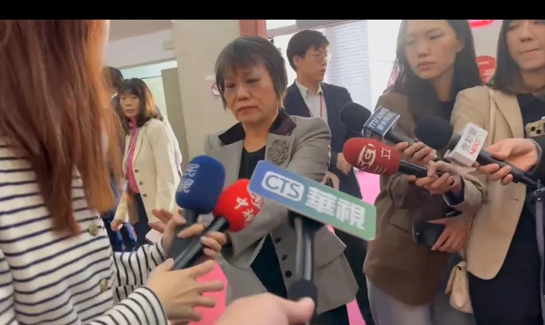 劉世芳不滿記者碰到她。（圖／中天新聞）