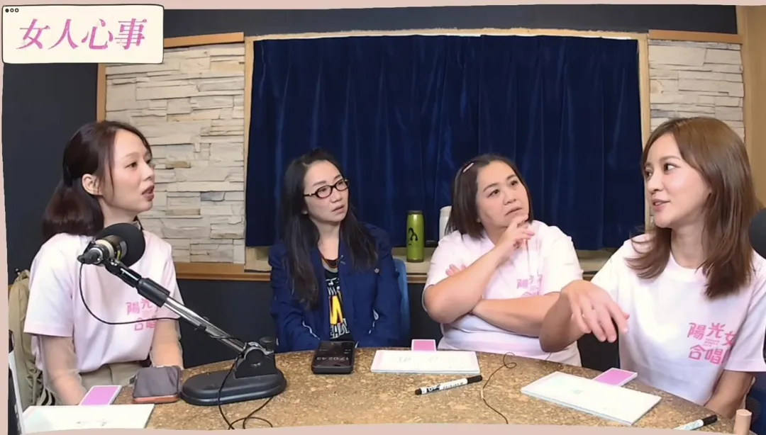 陳意涵（右）先前在陶晶瑩的Podcast節目中爆料安心亞拍戲狂補唇蜜。（圖／翻攝Youtube 陶晶瑩fun人生）
