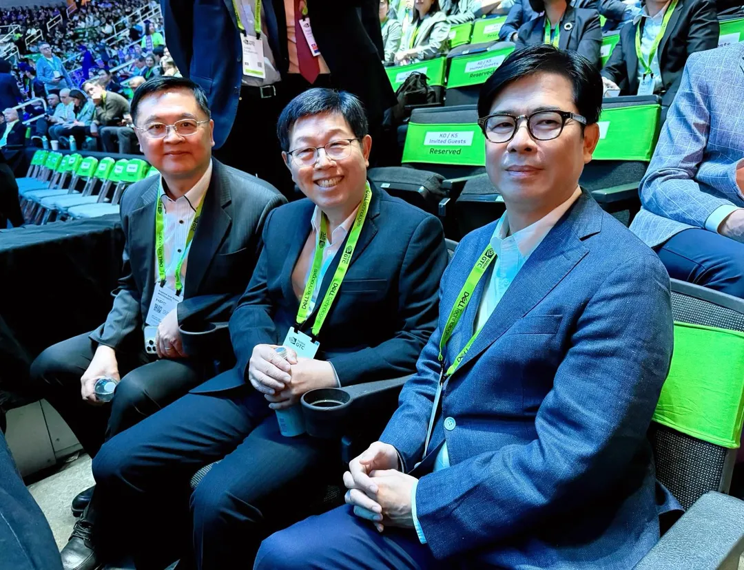 高雄市長陳其邁與鴻海集團董事長劉揚偉於NVIDIA GTC會場中熱烈交流，陳其邁表示劉揚偉董事長對於AI發展趨勢瞭若指掌，市府與鴻海是長期策略合作夥伴，歡迎鴻海未來能夠繼續投資高雄。（圖／高雄市政府）
