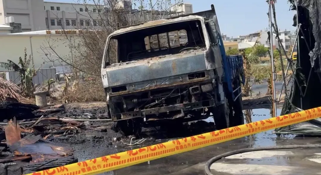 一旁貨車遭延燒造成車輛全毀。（圖／翻攝畫面）
