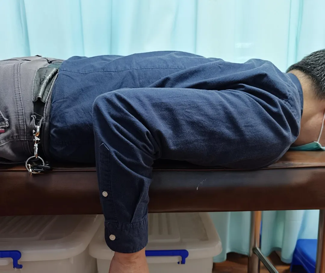 蘇煜華物理治療師強調，無論是否手術，復健治療同樣關鍵。（圖／南投醫院）