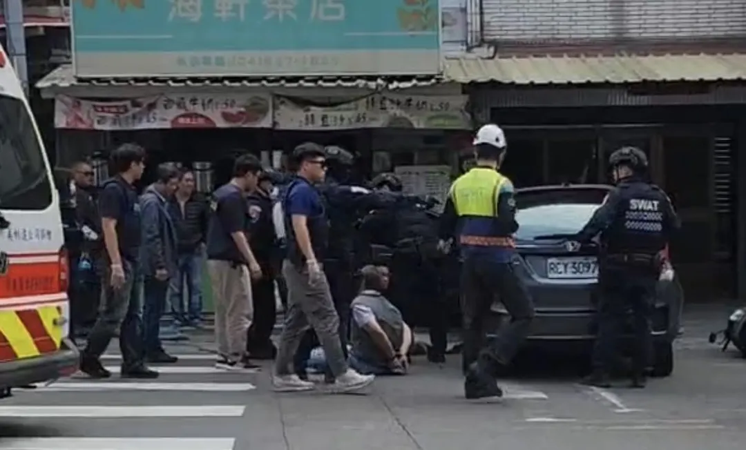 警方壓制逮捕2名嫌犯。（圖／翻攝畫面）