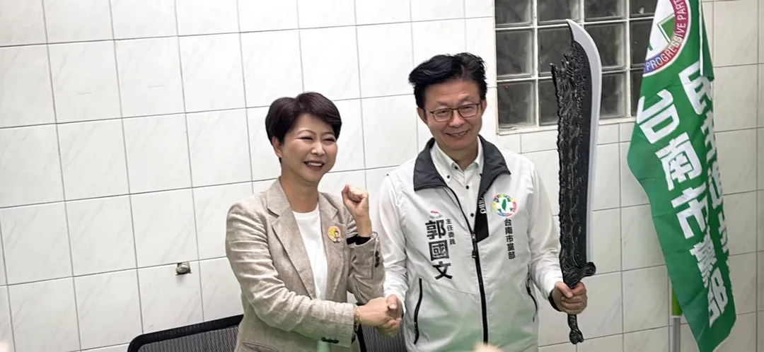 民進黨台南市長提名人陳亭妃和市黨部主委郭國文碰面。（圖／陳亭妃臉書）