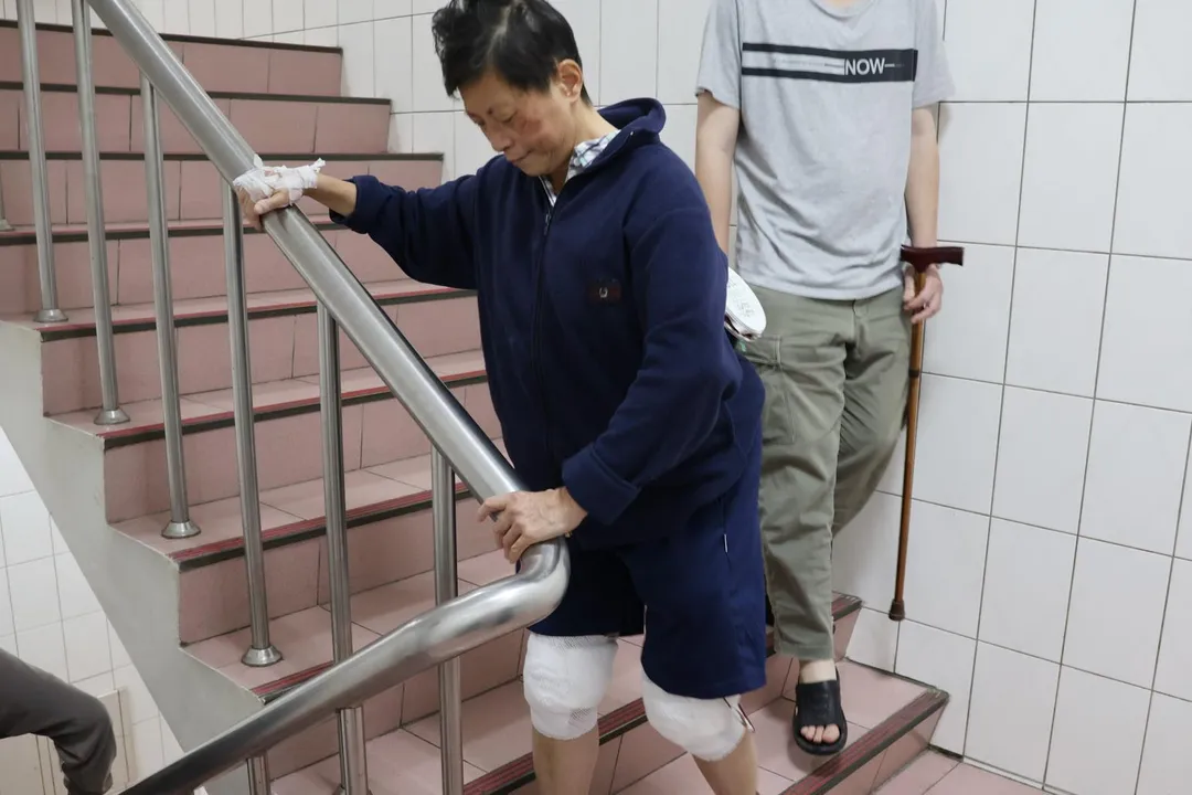 患者雙膝置換人工膝關節後第二天，爬樓梯進行復健。（圖／李綜合醫院）