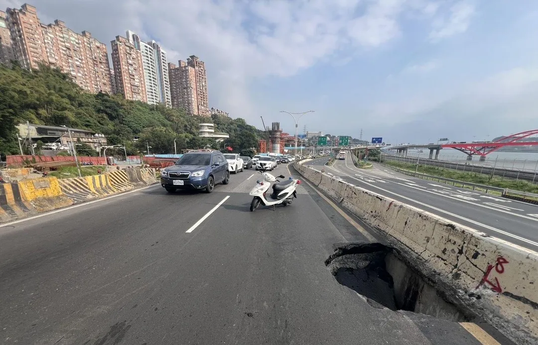 新北淡水民權路車道塌陷。（圖／翻攝畫面）