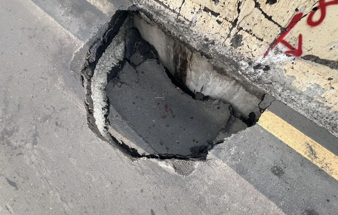 路面出現2米寬1米深坑洞。（圖／翻攝畫面）