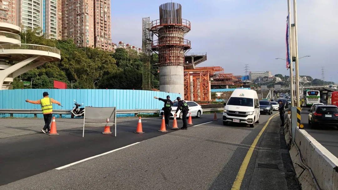 警方到場管制只剩外側車道通行。（圖／翻攝畫面）