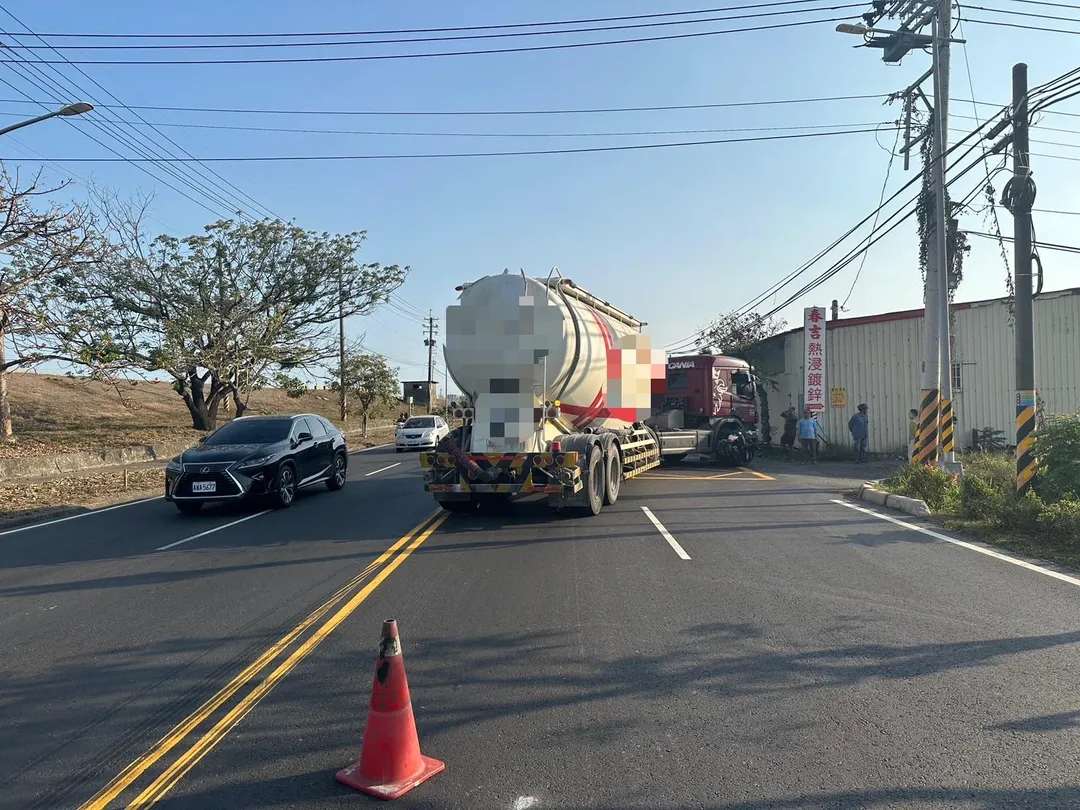 高雄市林園區工業二路17日下午發生一起驚悚車禍,一輛微型電動車與油罐車擦撞後,整輛機車竟被捲入油罐車右前輪下方,安全帽也掉落車底。(圖/翻攝畫面)