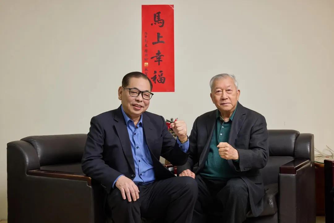 新竹縣老縣長邱鏡淳（右）力挺陳見賢（右）。（陳見賢辦公室提供）