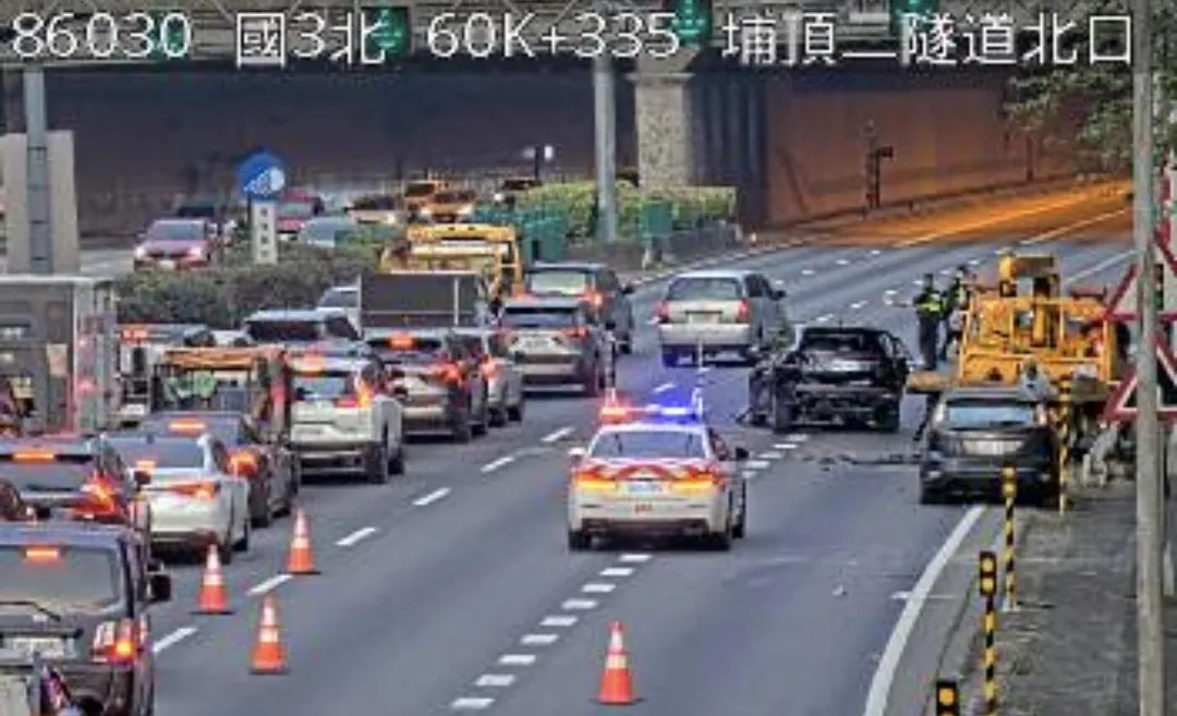 國道3號埔頂隧道口發生連環車禍。(圖/翻攝自國道公路即時網)